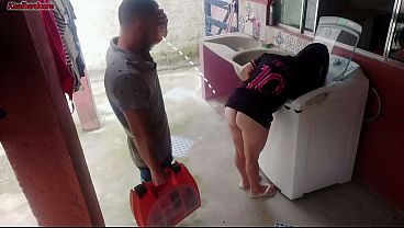 Dona de casa casada paga t&eacute_cnico de m&aacute_quina de lavar com a bunda enquanto marido esta fora