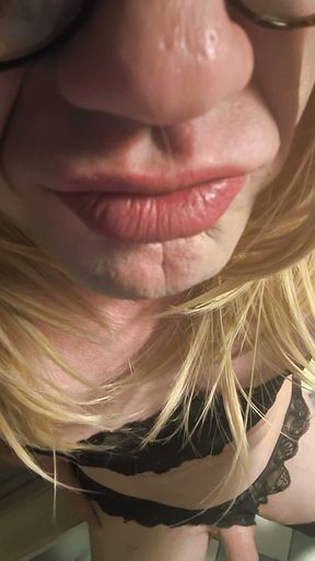 Sissy N. aus Berlin Show's her body und lip's, wanna suck nice deep cock