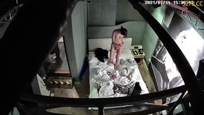 臻品360工業風主題套房偷拍大學生情侶開房小哥先自己打飛機怕等下表現不好,給女友上課