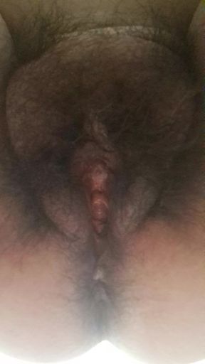 MILF Showing Her Hairy Pussy Live