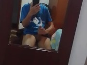 Enseñó mi cuerpo sexy en el espejo