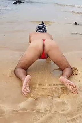 Ladysilva crossdress de calcinha vermelha na praia exibindo minha bunda gostosa