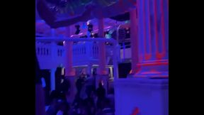 4&egrave_me jour &agrave_ Ibiza Comme je dansais seule sur ce podium, plusieurs mecs me ...