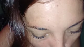Gatita haciendo una rica mamada a un desconocido