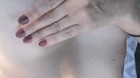 seance bronzage qui derape...je me caresse sur mon transat tel a la main ...