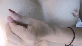 seance bronzage qui derape...je me caresse sur mon transat tel a la main ...