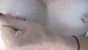 seance bronzage qui derape...je me caresse sur mon transat tel a la main ...