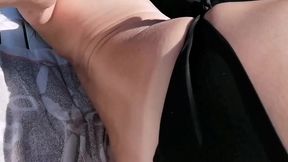 seance bronzage qui derape...je me caresse sur mon transat tel a la main ...