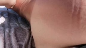 seance bronzage qui derape...je me caresse sur mon transat tel a la main ...
