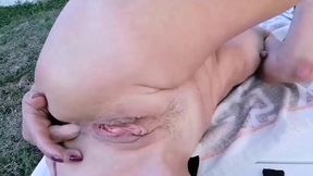 seance bronzage qui derape...je me caresse sur mon transat tel a la main ...