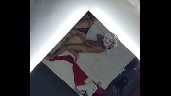 Esposa cogiendo rico con un amigo y grabando para mostrarle a su esposo