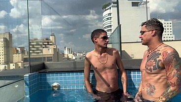 COM ESSE CALOR SÓ MESMO UMA PISCININHA