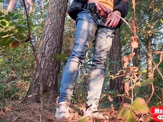 Chap long pissing in the forest under a tree