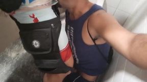 no banheiro publico com safadinhos gays