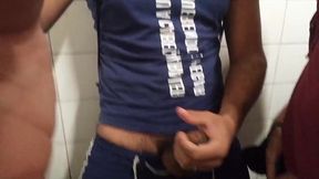 no banheiro publico com safadinhos gays