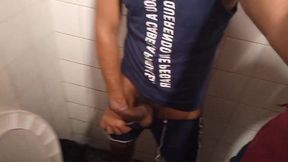 no banheiro publico com safadinhos gays