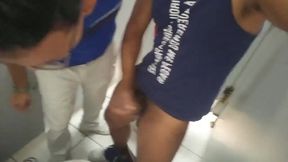 no banheiro publico com safadinhos gays