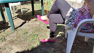 Nicoletta and her fuchsia dancers 4K