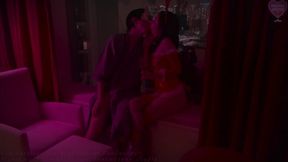 身着圣诞老人装束的荡妇享受着特别的夜晚从嘴里喝着香槟和唾液 在美丽的夜景中 在窗边做爱 角色扮演者 4k 60fps