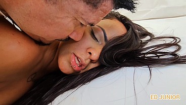 MORENA COM ÓLEO NA BUNDA E COM PAU NO CU