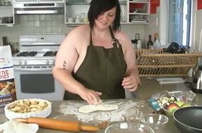 Plump and young BBW slut shows how to make an apple pie