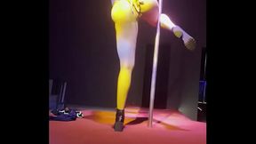 Stripper bem safadinho na boate e brincando com meu cuzinho metendo o plug
