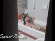 tocandome en la bañera