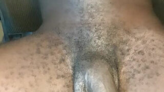 Giovani pezzi grossi unti si accarezzano i loro grossi cazzi pelosi in primo piano prima di martellare i culi e sparare sperma