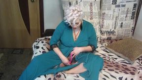 a mature bitch poses in latex and handcuffs, after which she delights in fucking herself with a big dildo and massaging her clitoris with lovens))