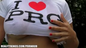 Fittes tschechische Schönheit mit riesigen Titten reitet harten Schwanz