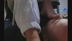 After my slave sniffed the stinky smell away from my sweaty feet he has to massage my beautiful feet Nachdem mein Sklave den verschwitzten Geruch meiner Füße weggeschnüffelt hat, musste er meine schönen Füße massieren