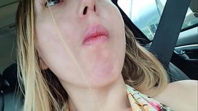 flagrada chupando rola com bala no estacionamento do shopping....
