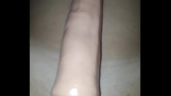 Pendejita uruguaya se come juguete enorme!!