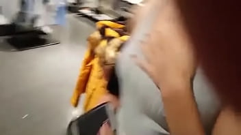 tengo 18 a&ntilde_itos y me follo a mi novio en los aseos del centro comercial