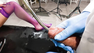 Blondynka z dużym tyłkiem, pielęgniarka MILF Ema w pończochach, przyjmuje brutalne pierdolenie analne i mocno tryska