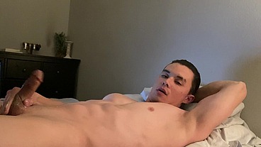 Hot Dude Jerks Off In Bed