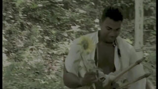 Franco Roccaforte mit seinem riesigen schwarzen Schwanz fickt die blonde Schönheit Hana Melonova im Doggy-Style in ihren engen Arsch, bevor er einen gewaltigen Samenerguss hat.