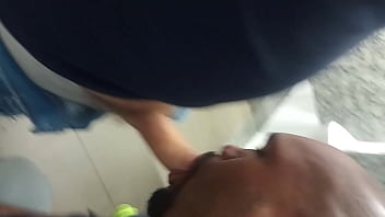Trabalhador fazendo banheirao