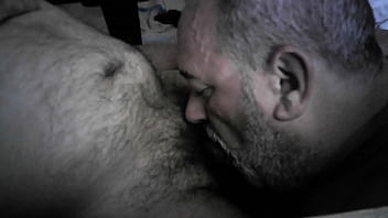 Descansando de la corrida del  polvo lo corro de nuevo con  la garganta