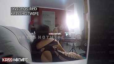 Corno manso chamou um Barbeiro a domicilio, mas não esperava que eu seria tão puta de seduzir o Barbeiro e dar uma chupada nele.