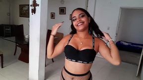 mi hermanastra morena latina colombiana de culo grande se viste caliente para follar conmigo