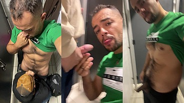 No banheirão com pedreiro aliviando antes ir ao trabalho.