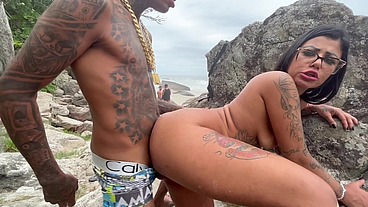 Vídeo amador gostosa dando para dois novinho na praia de nudismo