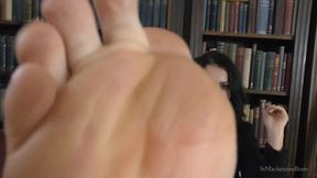 Kelli Makes You Worship Her Pretty Warm Feet
