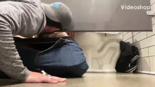 Fusti con un grosso cazzo succhiano cazzi e poi scopano a pelo in pubblico