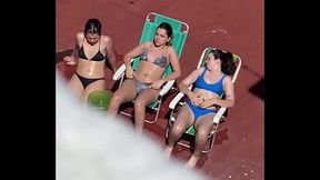 Vecinas tomando sol en la terraza parte 2