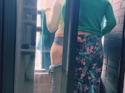 Mi amigo y yo nos follamos en el balcón del apartamento de la abuela!