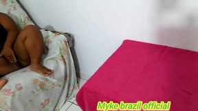 enteada anazinha do mau com muito tezao o padrasto sai do banho e fraga ele se mastrubando ela se oferece para ele e da o cu para o padrasto