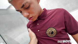 Unga amatörtonåringar stryker stora oklippta kukar innan het anal bultande