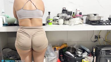 Madrastra madura bien cachonda se traga un palo en la cocina
